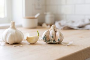 Bawang putih mulai bertunas, masih bisa dipakai masak atau harus dibuang?