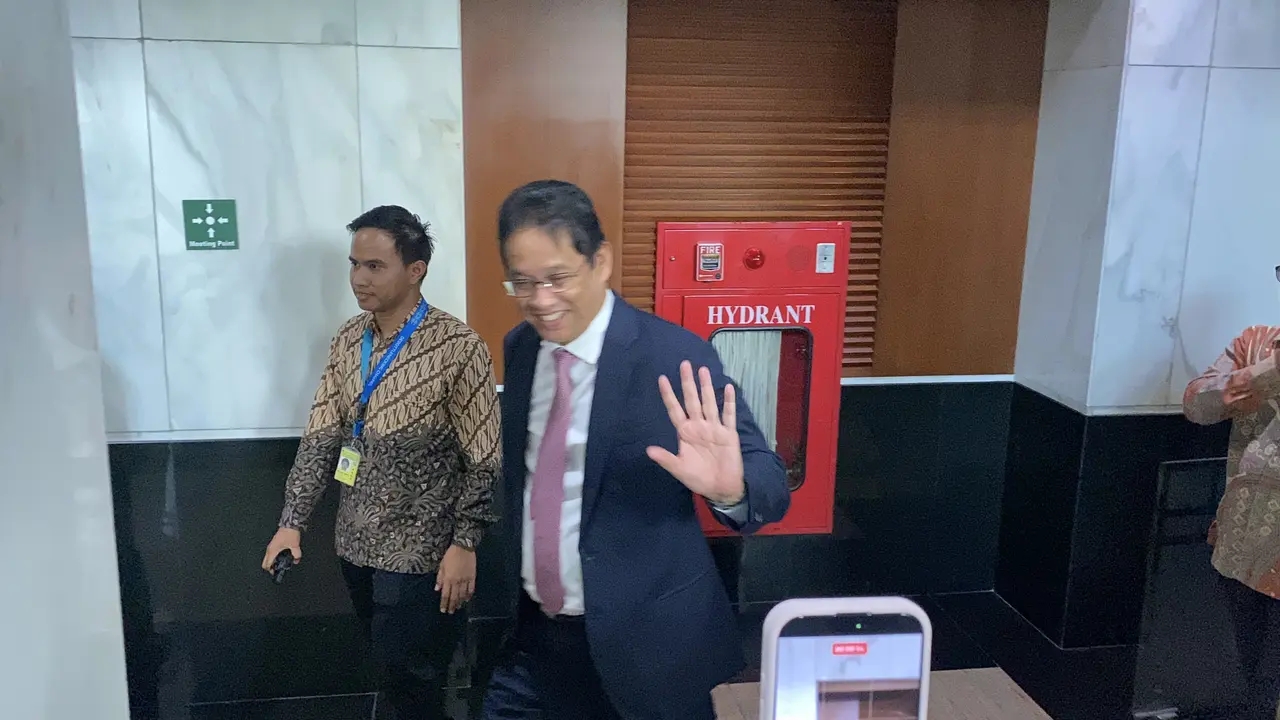 Usai lengser dari Menkeu, Purbaya pilih menikmati mancing di kolam rumah sambil melamun kenapa dipecat