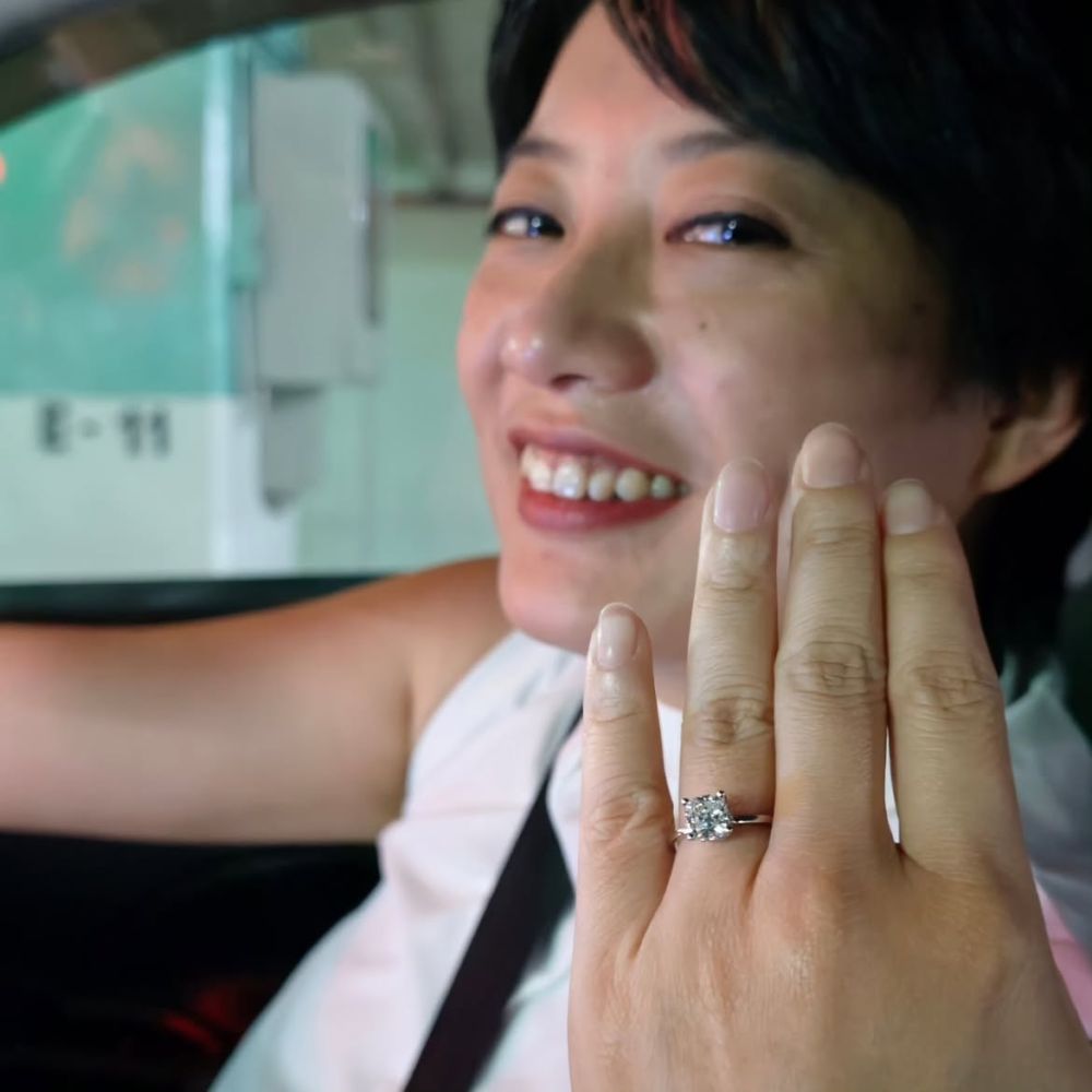 Leony pamer cincin tunangan, bahagianya nular sampai teman sesama artis tanya tema seragam saat nikah