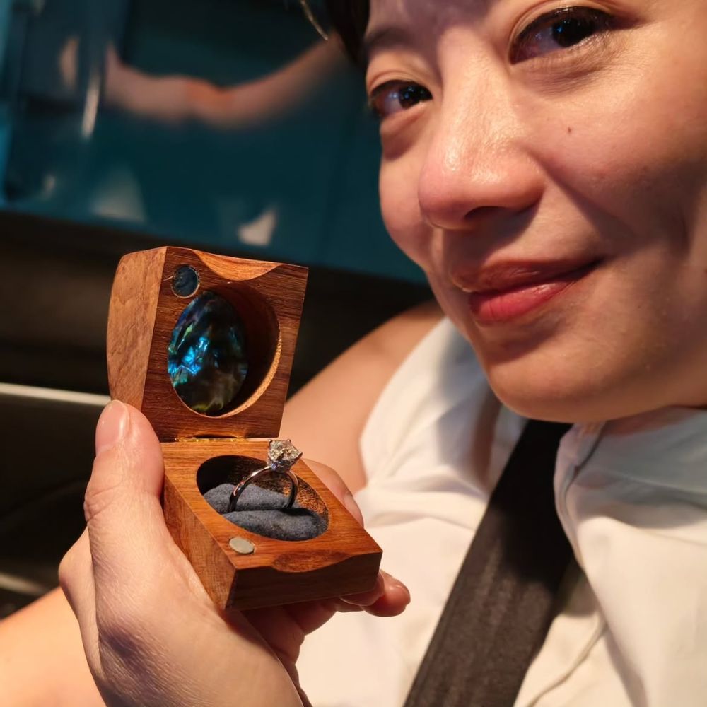 Leony pamer cincin tunangan, bahagianya nular sampai teman sesama artis tanya tema seragam saat nikah