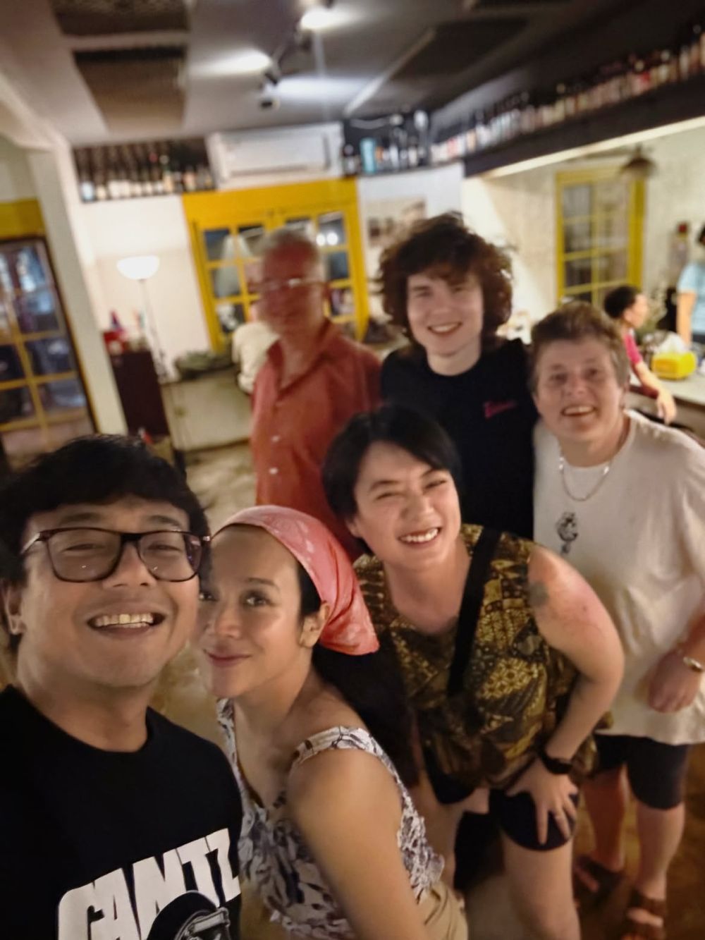 Leony pamer cincin tunangan, bahagianya nular sampai teman sesama artis tanya tema seragam saat nikah