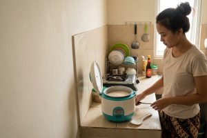Rice cooker mini untuk 1 orang, kapasitas berapa yang tidak bikin masakan mudah meluap?