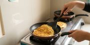 Telur dadar sering sobek saat dibalik? trik sederhana ini bikin bentuknya lebih utuh
