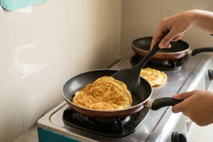 Telur dadar sering sobek saat dibalik? trik sederhana ini bikin bentuknya lebih utuh