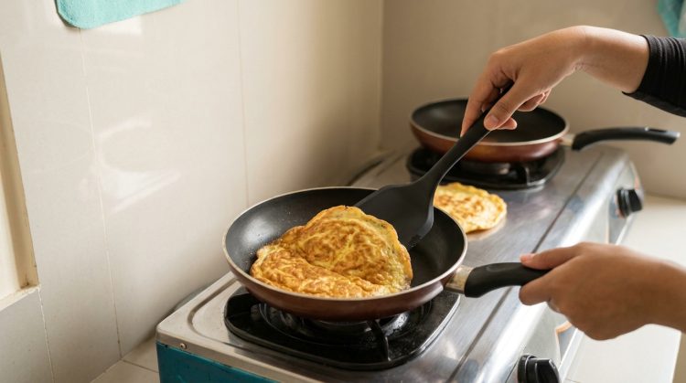Telur dadar sering sobek saat dibalik? trik sederhana ini bikin bentuknya lebih utuh