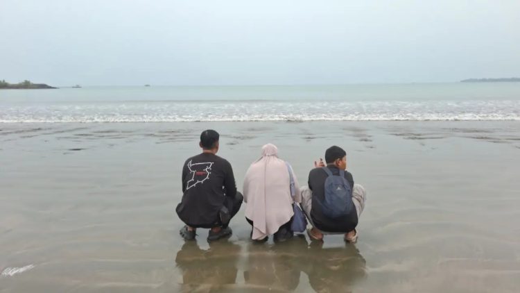 Keluarga 5 jurnalis dan 3 kru kapal tabur bunga di Selat Sunda setelah pencarian dihentikan