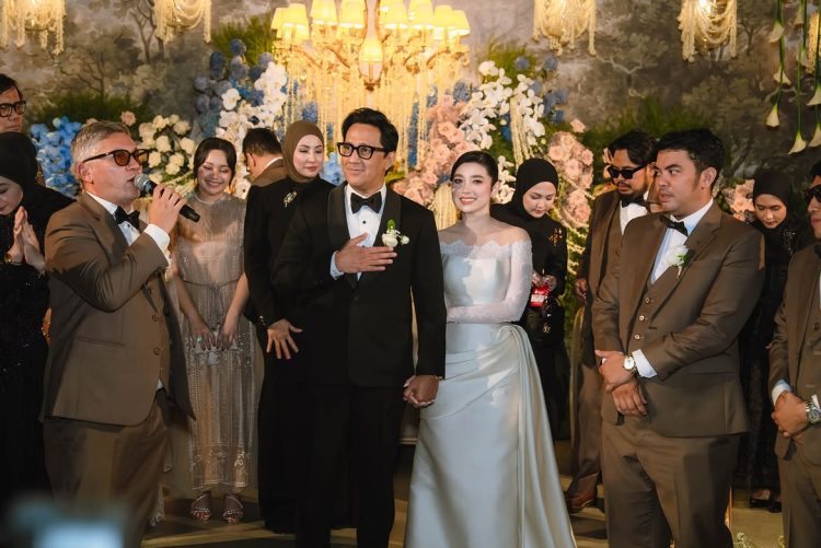 7 Potret dan fakta pernikahan Andre Taulany & Amanda Rigby, khidmat dihadiri keluarga dan sahabat