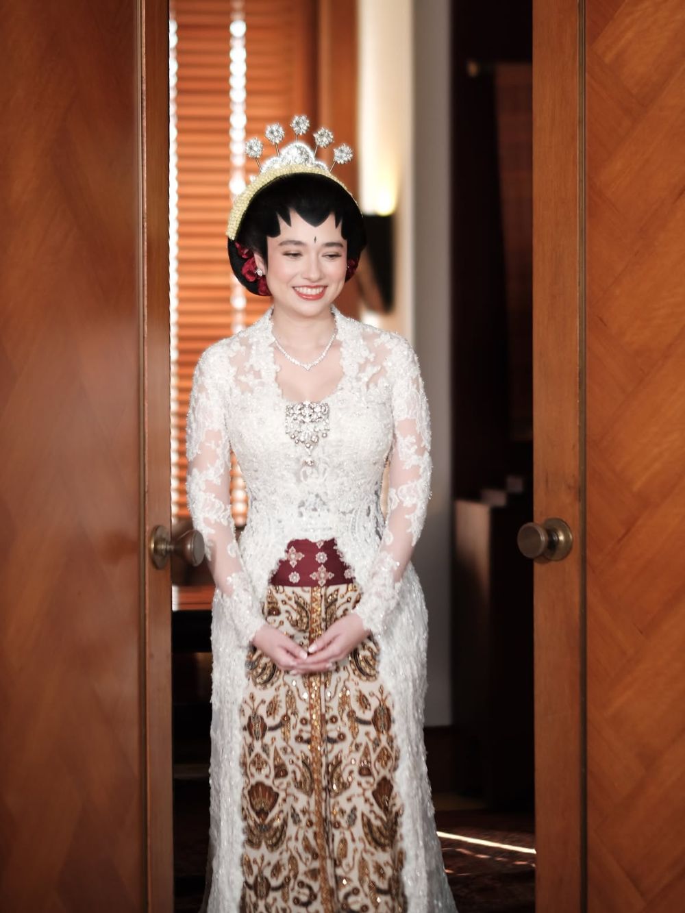 Rancangan Didiet Maulana, detail baju akad beskap Andre Taulany dan kebaya veil menjuntai Amanda Rigby