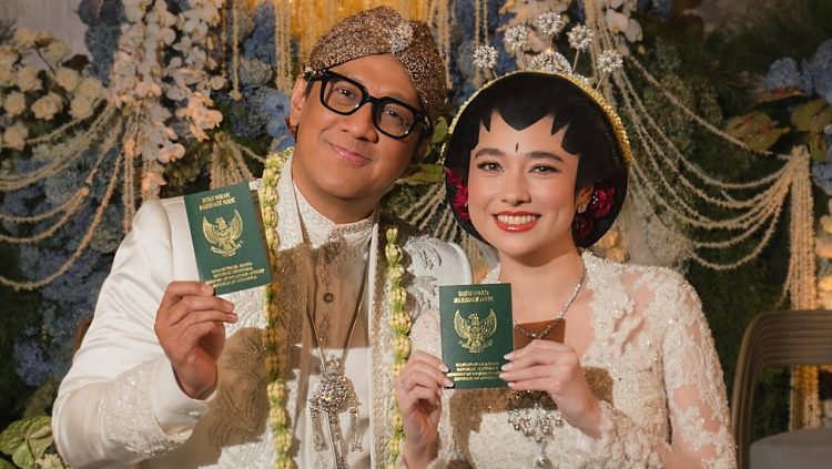 Rancangan Didiet Maulana, detail baju akad beskap Andre Taulany dan kebaya veil menjuntai Amanda Rigby