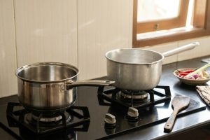 Panci stainless vs aluminium, apa bedanya untuk masak sehari-hari?