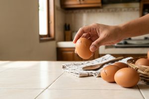 Telur retak sebelum dimasak, masih bisa digunakan? Cek kondisinya