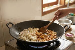 Bawang ditumis dengan api kecil vs sedang, mana yang lebih mudah dikontrol?