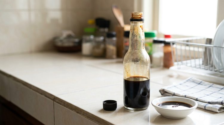Kecap sudah lama dibuka, masih layak dipakai? cek perubahan pada botol dan isinya