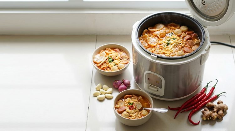 Resep seblak pedas rice cooker untuk anak kos, kuah kental dan kerupuk tidak lembek