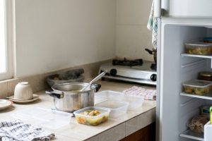 Makanan panas langsung masuk kulkas, boleh atau malah berbahaya?