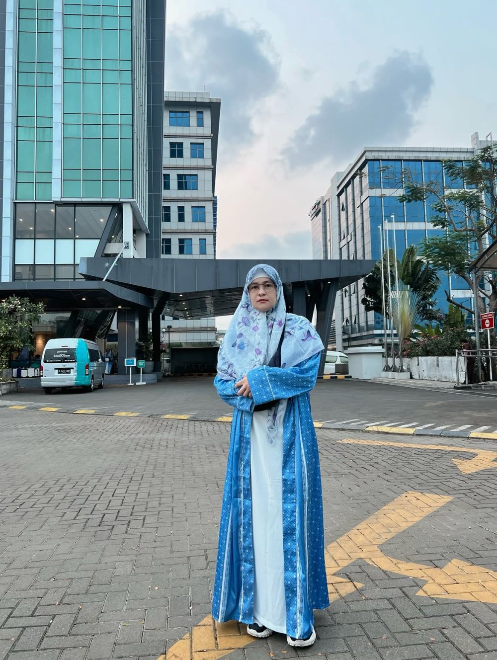 Tinggalkan gaya rocker sementara, Mita The Virgin tampil anggun berhijab biru saat bertolak umrah