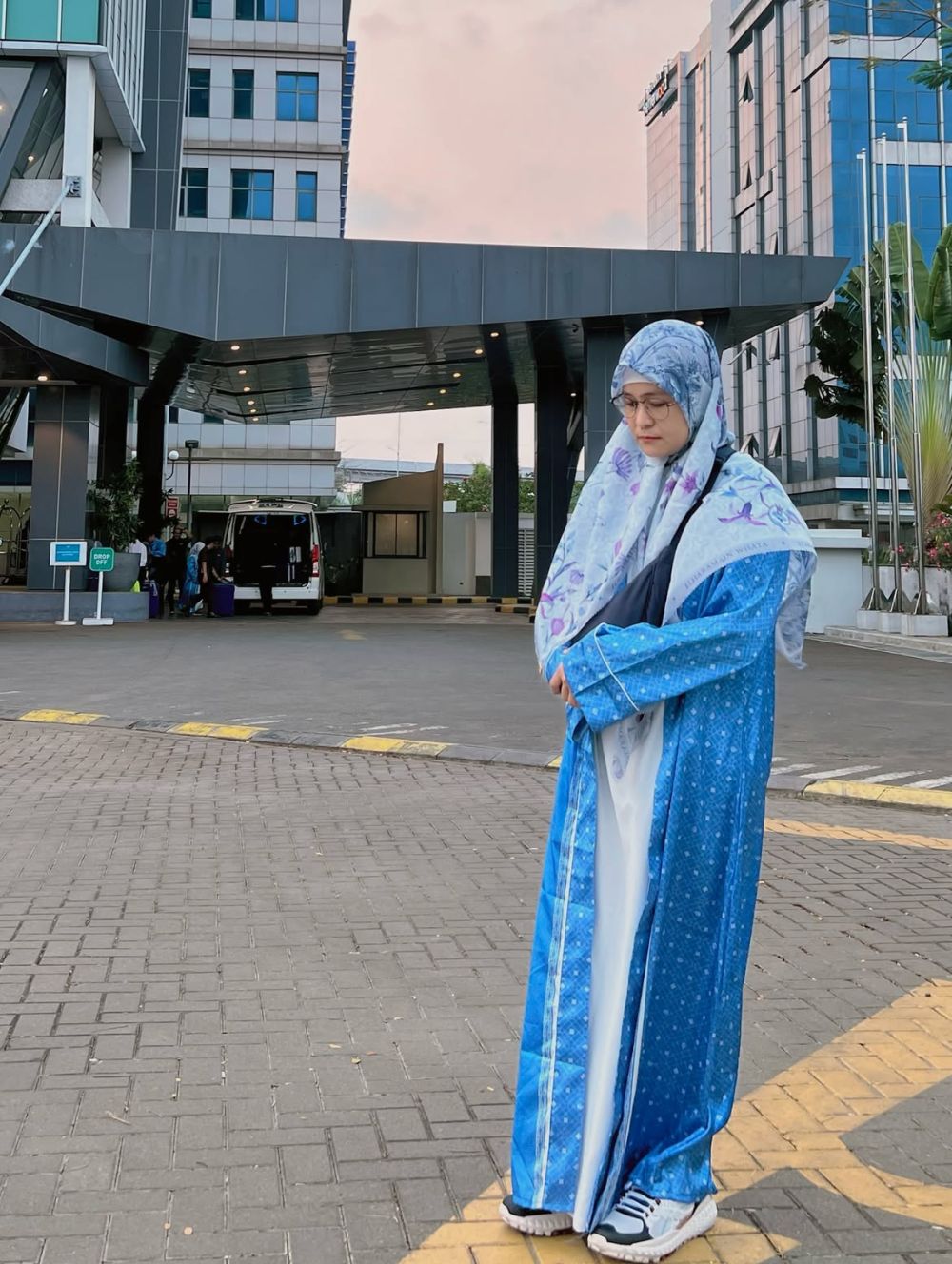 Tinggalkan gaya rocker sementara, Mita The Virgin tampil anggun berhijab biru saat bertolak umrah
