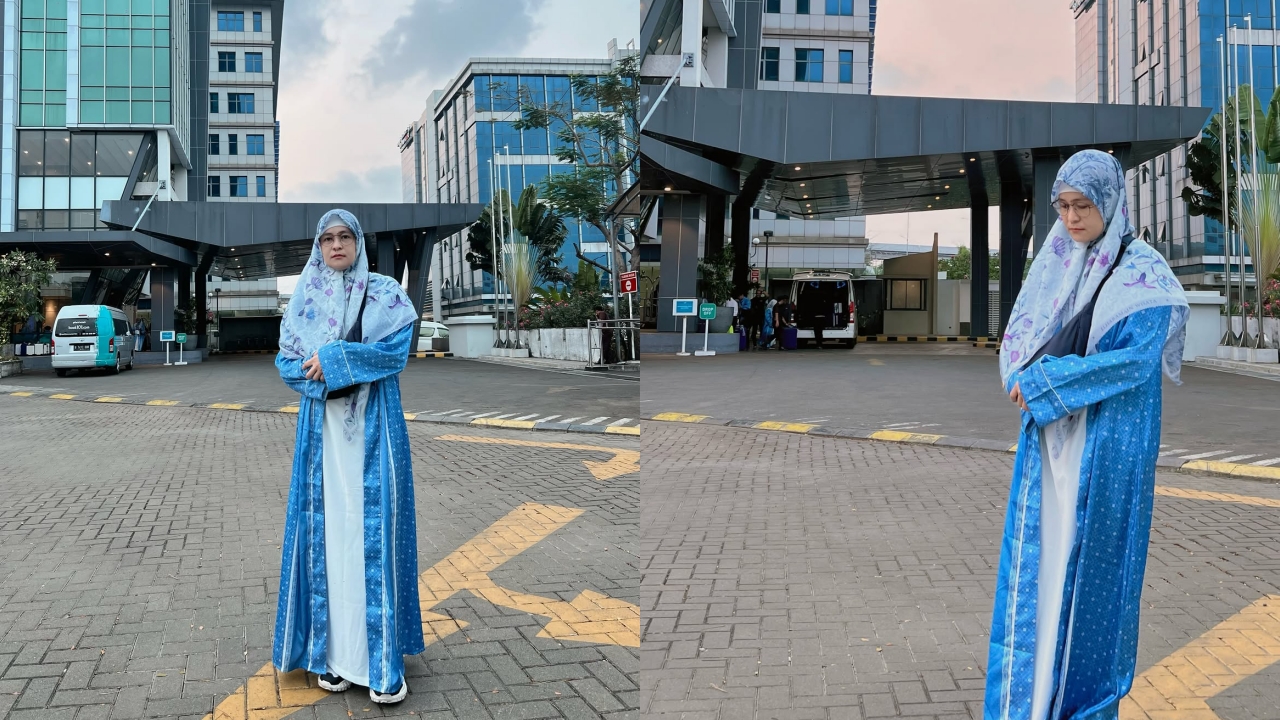 Tinggalkan gaya rocker sementara, Mita The Virgin tampil anggun berhijab biru saat bertolak umrah