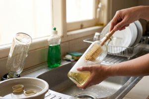 Bau tengik botol minyak bekas agar bisa dipakai kembali, cuci bagian ini