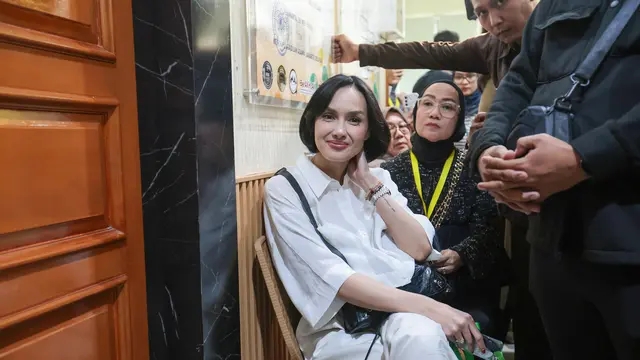 Sidang perdana cerai dari Demian Aditya, Sara Wijayanto irit bicara dan bagi-bagi cokelat