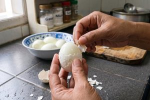 Kulit telur ikut terkelupas saat dikupas? Trik sederhana agar putih telur tetap utuh