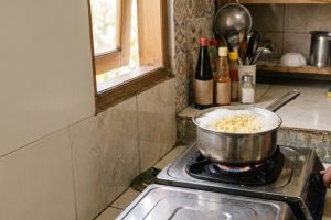 Masak mi instan, air rebusan sering meluap? Coba lakukan ini sebelum ditinggal