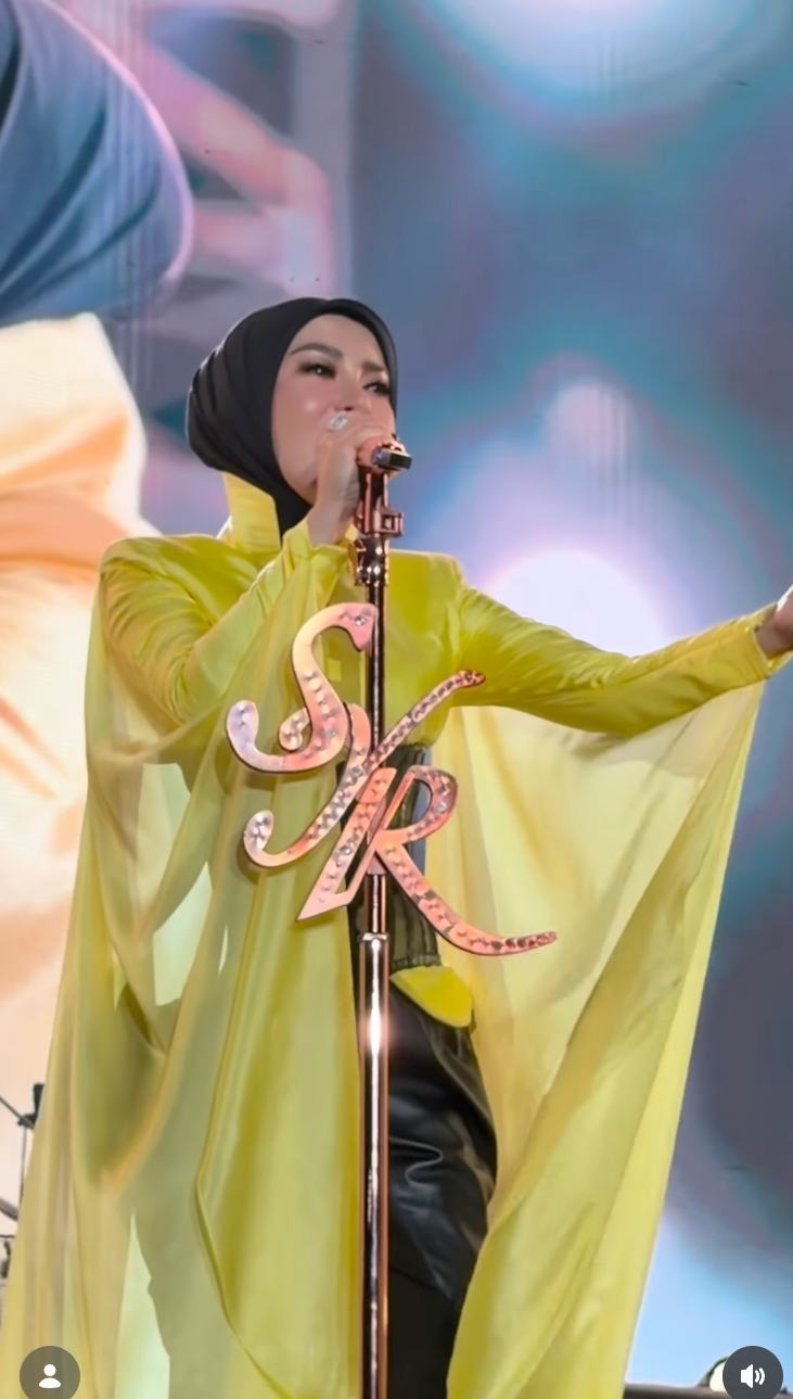 5 Detail gaya Syahrini di Pestapora, paduan busana kuning cerah dan hitam karya Ivan Gunawan dipuji