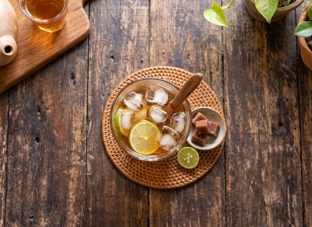 Mau yang seger tapi takut kebanyakan gula? Yuk coba resep es teh krampul legitnya medok & less sugar
