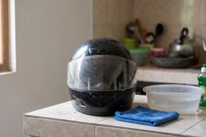 Begini cara membersihkan kaca helm buram tanpa menggosoknya keras