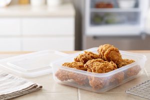 Ayam goreng sisa sering jadi lembek? Begini cara menyimpannya agar tetap enak