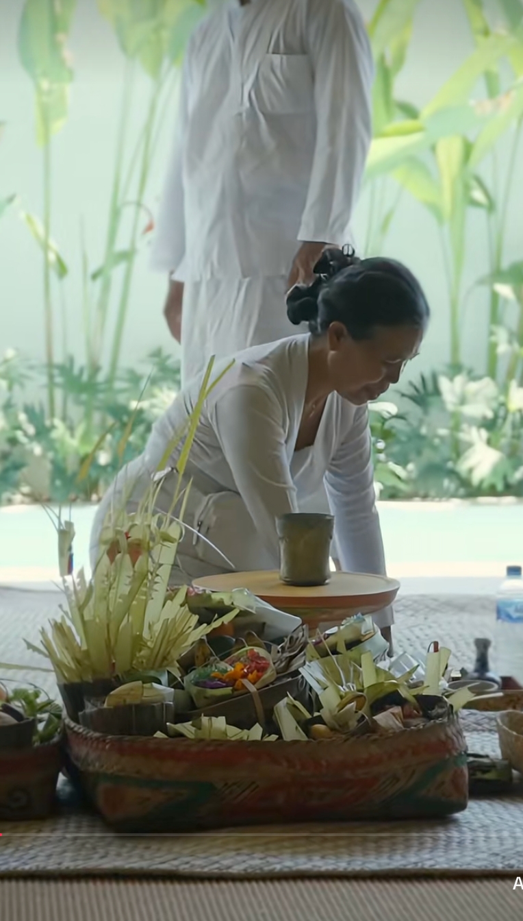 Rumah baru di Bali, Luna Maya dan Maxime Bouttier jalani prosesi melaspas bersama keluarga