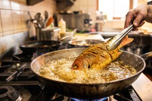 Trik goreng ikan tanpa bikin minyaknya meletup-letup, ternyata cuma pakai buah kecil yang satu ini
