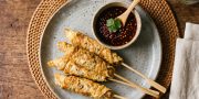 Pingin ngemil tapi takut boncos? Yuk cobain resep sempol telur gulung lezat dengan bahan seadanya ini