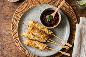Pingin ngemil tapi takut boncos? Yuk cobain resep sempol telur gulung lezat dengan bahan seadanya ini