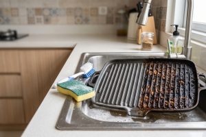 Sela grill pan penuh bekas gosong? Begini cara membersihkannya tanpa susah payah