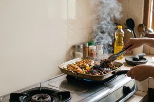 Grill pan bikin dapur berasap saat dipakai? cek 5 penyebab ini