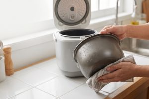 Kenapa bagian luar panci rice cooker perlu dikeringkan sebelum dipasang? Ini alasannya