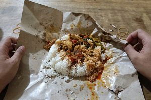 Hack bungkus makanan pakai kertas minyak yang nasi dan lauk terpisah, makanan jadi awet seharian