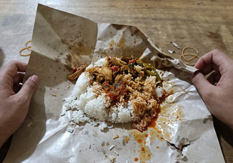 Hack bungkus makanan pakai kertas minyak yang nasi dan lauk terpisah, makanan jadi awet seharian