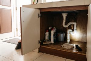 Kolong wastafel bau apek padahal dapur sudah bersih? Coba cek 5 bagian ini