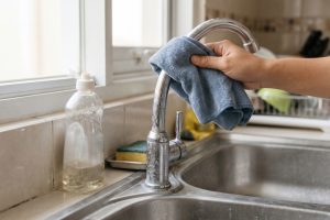 Noda air meninggalkan bercak di keran dapur? Coba bersihkan dengan cara ini