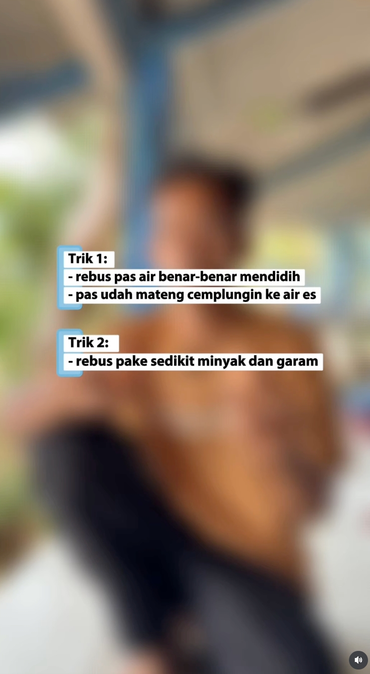 Ngupas telur rebus susah mulus? peternak ayam petelur ini bagikan 2 trik, salah satunya pakai air es