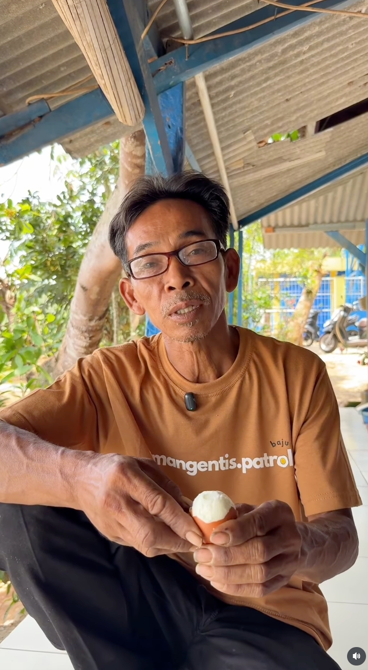 Ngupas telur rebus susah mulus? peternak ayam petelur ini bagikan 2 trik, salah satunya pakai air es