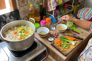 Kuah masakan terlalu asin? Coba sesuaikan rasanya tanpa asal menambah air