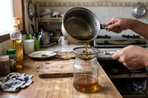 Minyak goreng bekas masih mengandung remah? Begini cara menyaringnya dengan benar