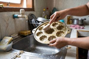 Cara membersihkan cetakan kue yang berlekuk tanpa menggores permukaannya
