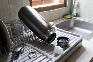 Cara mengeringkan botol minum hingga ke bagian dasar agar tidak lembap