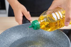Hack bikin botol minyak corong dari bekas air mineral, hemat dan prosesnya gampang banget
