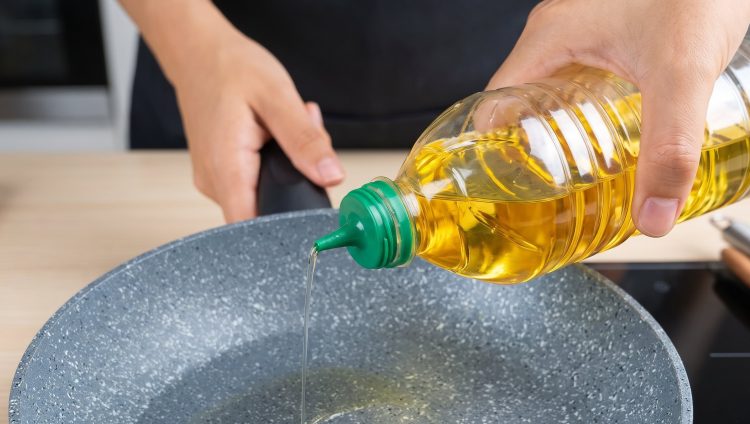 Hack bikin botol minyak corong dari bekas air mineral, hemat dan prosesnya gampang banget