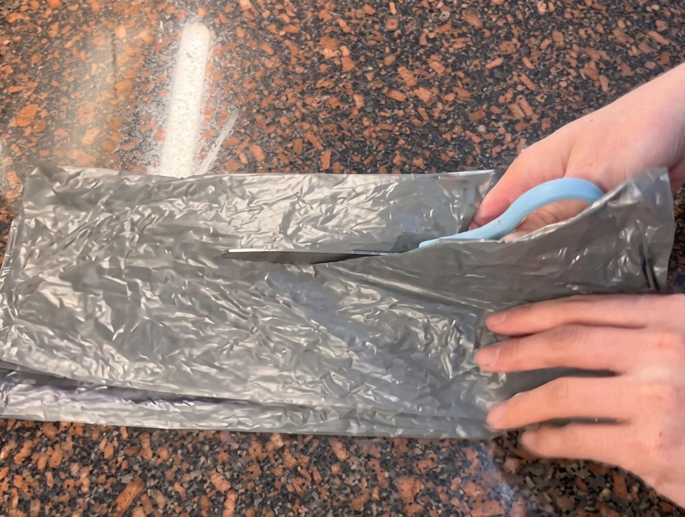Hack bikin alas dudukan kloset darurat dari plastik bekas di rumah, praktis daripada jadi sampah
